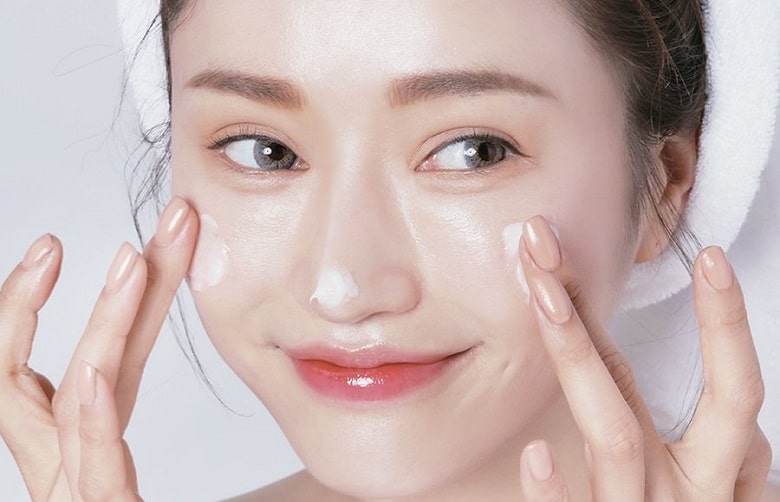 Luôn dưỡng ẩm da mặt sẽ giúp da căng mịn và sáng bóng