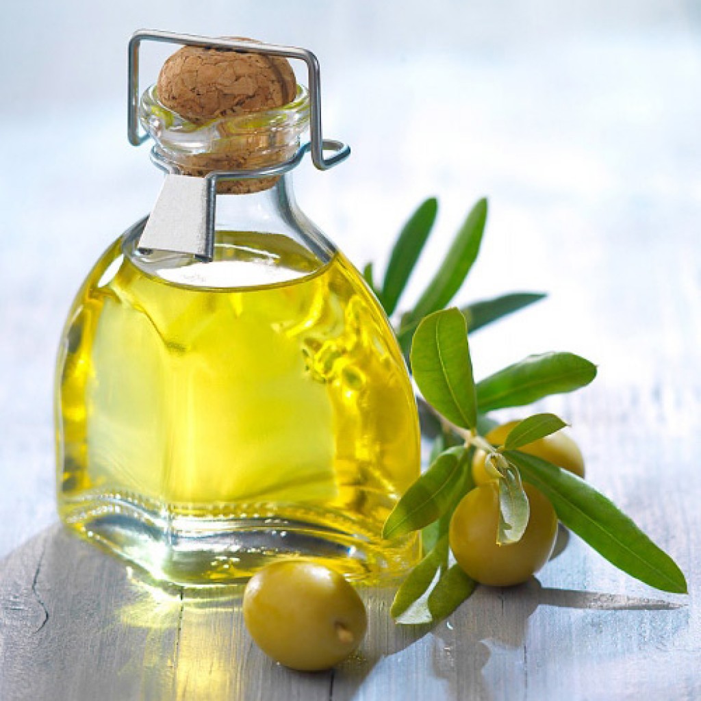 Ngoài tốt cho sức khỏe thì dầu oliu còn là công cụ dưỡng ẩm da hiệu quả