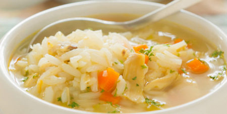 vi-sao-khong-nen-chan-canh-khi-an-com