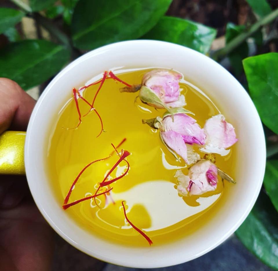 Saffron với hoa hồng sẽ vô cùng tuyệt vời