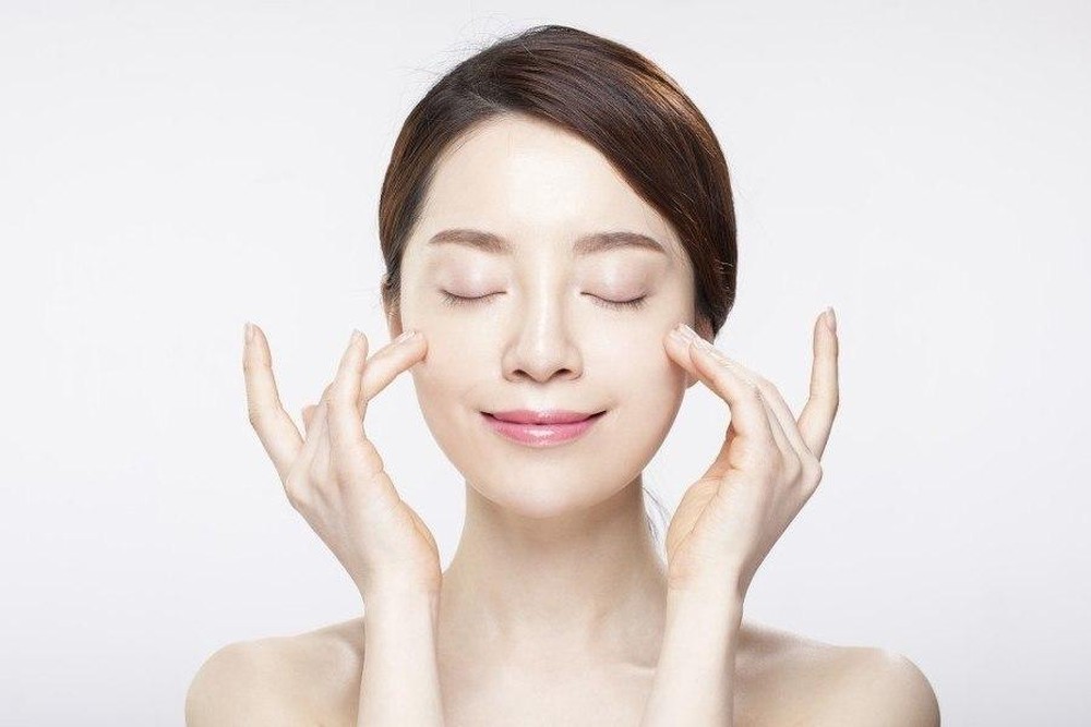 Massage khi bôi kem dưỡng, serum